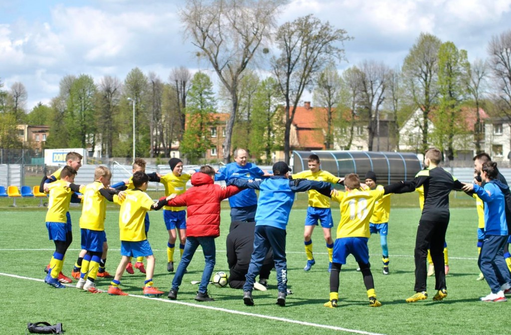 młodzi piłkarze klubu stal pleszew cieszą się z wygranego meczu